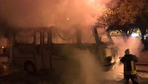 Park halindeki minibüs yanarak küle döndü