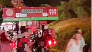 Servis aracında başlayan yangın ormana sıçradı