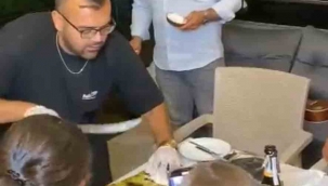 Ünlü usta et pişirerek şov yaptı