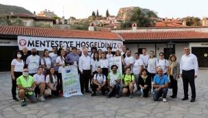 Avrupalı bisikletçiler, Zeybek oynadı