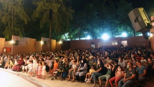 Bornovalı Çocuklar ‘Tüylü ve Havhav’ın Maceraları’ ile güldü