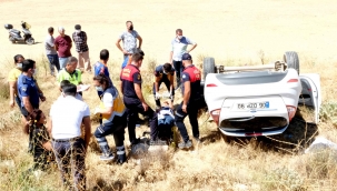 Menteşe'de otomobil tarlaya uçtu: 2 yaralı