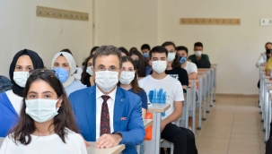 Rektör Çiçek Diş Hekimliği Fakültesi'nde ilk derse katıldı