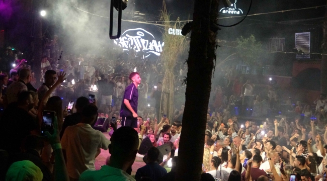 Sefo Marmaris’te kulakların pasını aldı ,sahne de tam üç kez ''Bilmem mi'' şarkısını söyledi
