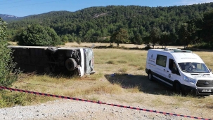 Tur otobüsü öğrenci servisine çarptı:1 ölü, 49 yaralı