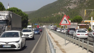 Üç aracın karıştığı kaza sonrası kilometrelerce kuyruk oluştu