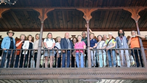 ABD’li turistler Ebru sanatına merek sardı