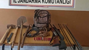 Antik kentte kaçak kazı yaparken yakalandı
