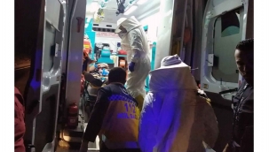 Arı kovanı taşıyan kamyonet devrildi: 2 yaralı