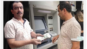 ATM de unutulan 10 bin TL' yi bankaya teslim etti