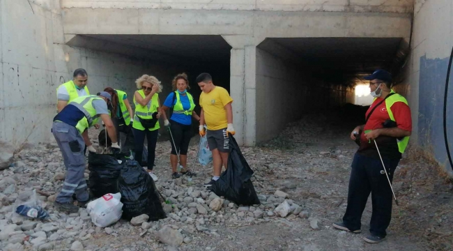 Bodrum'da gönüllüler ve belediye ekipleri temizlik çalışmalarına devam ediyor 