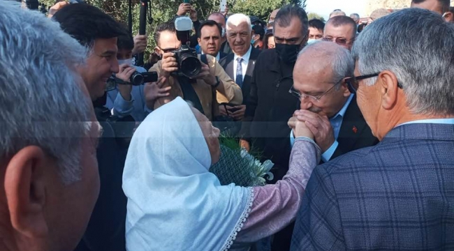 CHP Genel Başkanı Kemal Kılıçdaroğlu, Muğla'nın Dalaman ilçesinde işçilerle limon topladı.