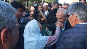 CHP Genel Başkanı Kemal Kılıçdaroğlu, Muğla'nın Dalaman ilçesinde işçilerle limon topladı.