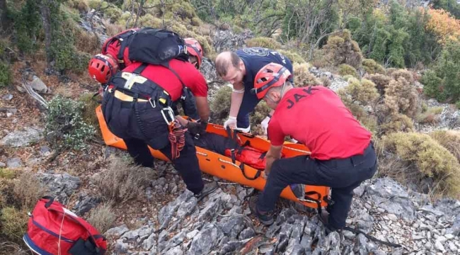 Fethiye'de kayalıklara düşen Rus paraşütçü kurtarıldı 