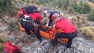 Fethiye'de kayalıklara düşen Rus paraşütçü kurtarıldı
