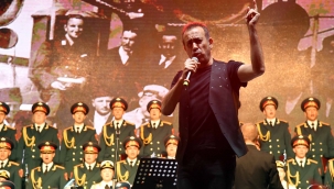 Haluk Levent ve Kızılordu Korosu, Fethiye'de Cumhuriyet marşlarını seslendirdi