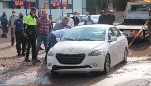 İsale hattı patladı, çukura otomobil düştü