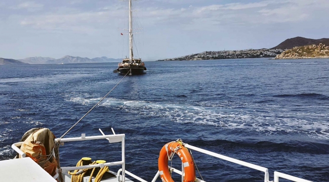Kos açıklarında sürüklenen tekne Bodrum’a çekildi
