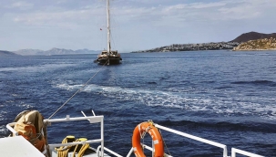 Kos açıklarında sürüklenen tekne Bodrum’a çekildi