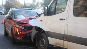 Minibüsle cip kafa kafaya çarpıştı: 22 yaralı
