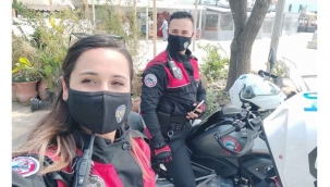 Su üstündeki yunuslardan su altında evlenme teklifi