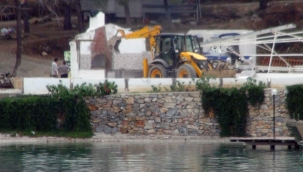 Akbük koyunda yıkımlar tekrar başladı