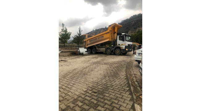 Doğal koruma alanında olan kanala kaya dolduruluyor
