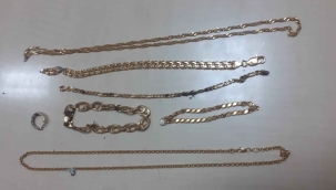 Fethiye’de kuyumcuya sahte altın satmak isteyen 3 şüpheliye suçüstü yakalandı