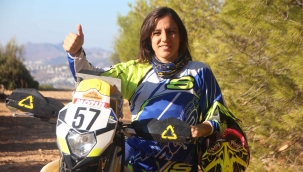 Kadın motorcu motosiklet tutkusunu toprak pistlere taşıdı