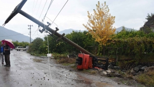 Kamyon kasasından düşen Forklift mahalleyi elektriksiz bıraktı