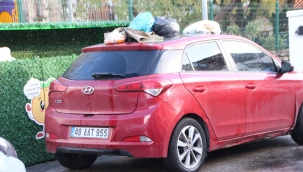 Mahallelinin yasak parka tepkisi: Saatlerce kaldırılmayan otomobilin üzerini çöplüğe çevirdiler 
