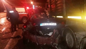 Otomobil, park halindeki tıra çarptı: 1 kişi öldü