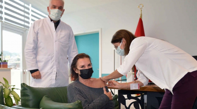 Perihan Savaş 4’üncü doz aşısını Muğla’da yaptırdı