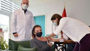 Perihan Savaş 4’üncü doz aşısını Muğla’da yaptırdı