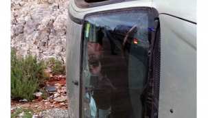 Takla atan araçta mahsur kaldı, itfaiye ekipleri kurtardı