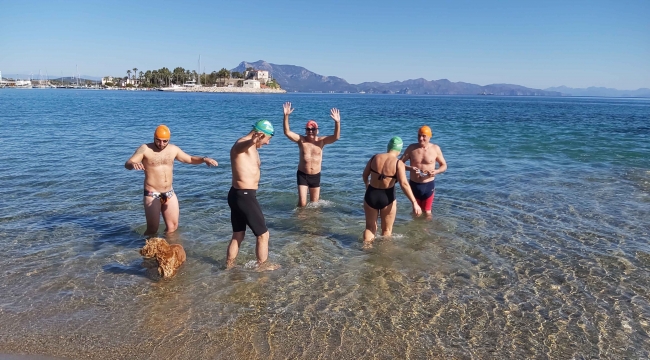 Datça Kış Yüzme Maratonu'na yüzerek davet ettiler 