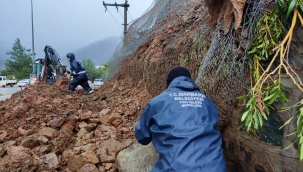 İçmeler’de heyelan yolu kapattı
