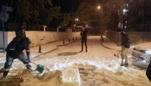 Kar yağışına hasret Marmarisliler, yağan doluda doyasıya eğlendi