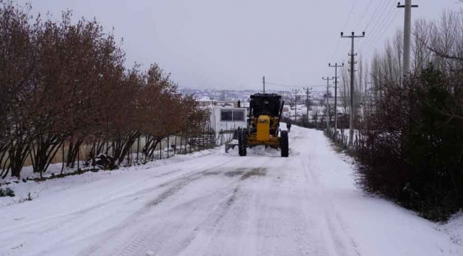 Seydikemer'de karla kaplı yollar ulaşıma açıldı 