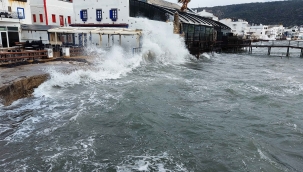 Bodrum'u fırtına vurdu, milyon dolarlık tekneler denize gömüldü, bazı tekneler karaya oturdu