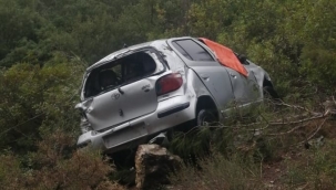 Şarampole devrilen otomobildeki 3 sağlık çalışanı yaralandı