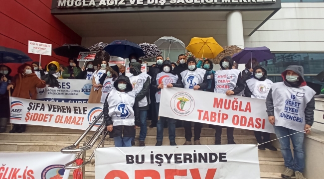 Türk Tabipler Birliği'nin öncülüğünde hekimler ve sağlık çalışanları, Muğla'da hastanelerde iş bıraktı.