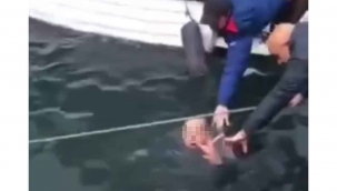 El ele tutuşup denize atlayan yaşlı çift, otele yerleştirildi