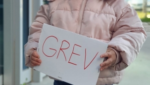 Sağlık emekçileri hakları için grevde.