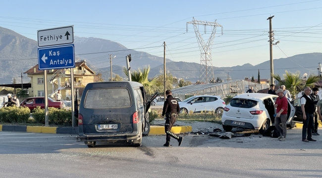 Fethiye'de kamyonet ile otomobil çarpıştı: 5 yaralı 