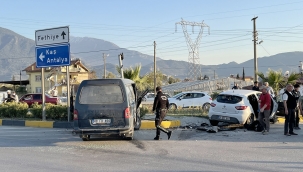 Fethiye’de kamyonet ile otomobil çarpıştı: 5 yaralı