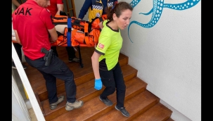 Eğlence mekanı çatısına düşen paraşütçü yaralandı