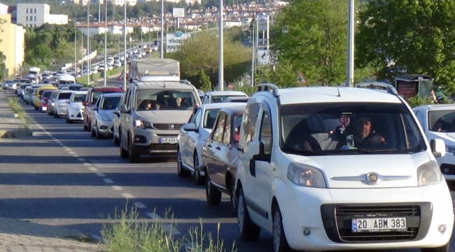 Tatilcilerin dönüş kuyruğu
