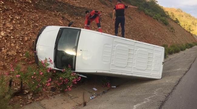 Devrilen ticari aracın sürücüsü yaralandı 