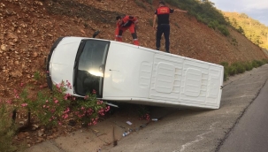 Devrilen ticari aracın sürücüsü yaralandı